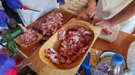 Mekkora disznóság! Kolbásztöltő verseny volt Szatmárnémetiben, amit a Tökös csajok nyertek