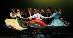 Népzenészek és néptáncosok népesítik be Sepsiszentgyörgyöt