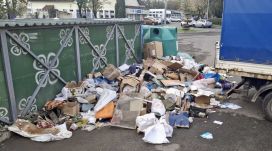 Szemetes mellé kihelyezett szemét miatt büntetnek Sepsiszentgyörgyön