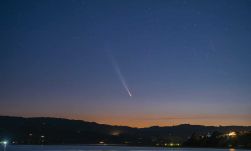 Páratlan égi jelenség: szabad szemmel is megfigyelhető lesz az évszázad üstököse