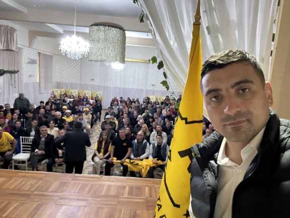 A Politico is a Șoșoacă-ügyről cikkezik: Simionnak kedvez a kizárás