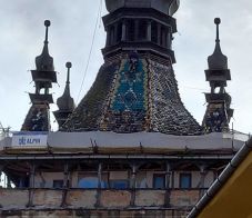 Egyedi, kézműves cserepekkel újítják fel a segesvári óratorony tetejét