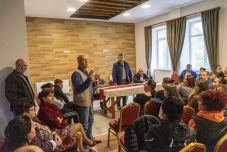 Károkat okoz a roma közösség Kézdiszárazpatakon – A helyiek saját kezükbe veszik az ügyet