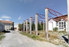 Lebontják Csíkszeredában a taplocai iskolaközpont területén lévő romos épületeket