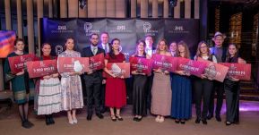 Junior Prima díjat kapott a csobotfalvi Antal Eszter szövő