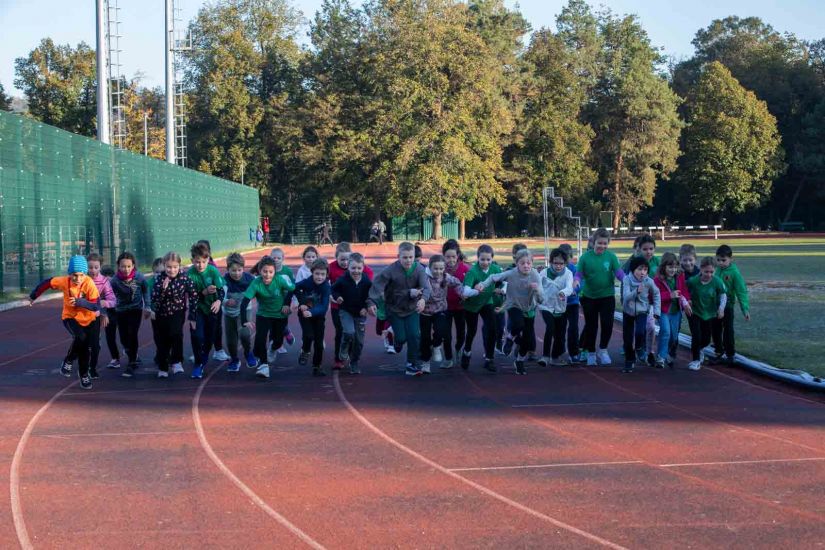 „Itt nem a helyezés a lényeg, hanem hogy végigcsináld” – Báthorys elemisek futóversenyén jártunk (FOTÓRIPORT)