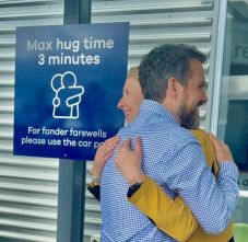 Három percre korlátozza az ölelkezési időt egy repülőtér