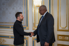 400 millió dolláros katonai segítséget jelentett be Kijevben a Pentagon vezetője