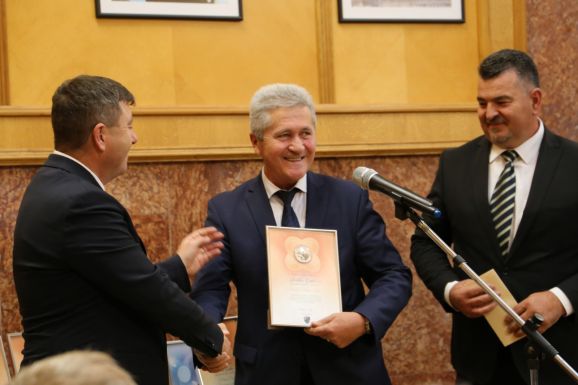 Leköszönő polgármestereket díjazott Hargita Megye Tanácsa