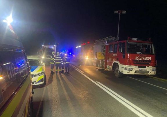 FRISSÍTVE – Busz és személygépkocsi ütközött: két áldozat életét veszítette, 21-en kórházba kerültek