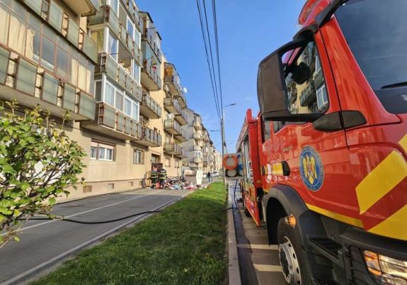 Két idős ember kórházba került, miután kigyulladt a konyhájuk