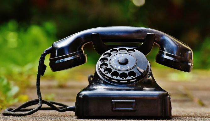 Beszél még valaki vezetékes telefonon?