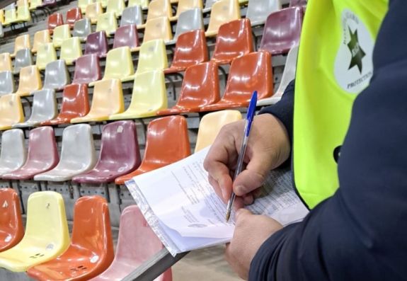 Törvénytelen munkavégzés: Több mint hatszázan dolgoztak illegálisan a futballstadionban