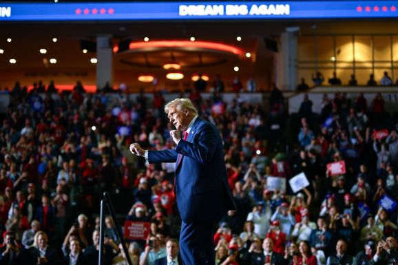 Trump behozta a hátrányát, rendkívül szoros eredmény várható