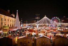 Karácsonyi fények őszi napsütésben – már az erdélyi városokat is díszítik az ünnepekre