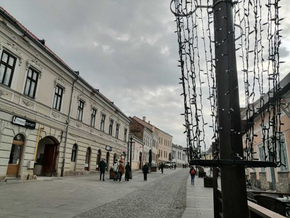 Csíkszeredában elkezdték a karácsonyi díszvilágítás kihelyezését