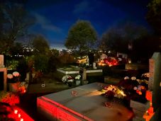 Szeretteinkre emlékezünk: virágba és gyertyafénybe borulnak a temetők