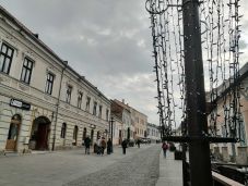 Csíkszeredában elkezdték a karácsonyi díszvilágítás kihelyezését
