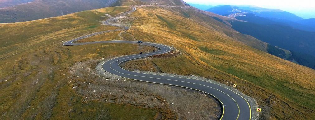 Szakadékba zuhant egy autó a Transzalpinán