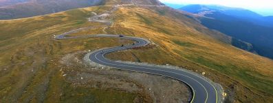 Szakadékba zuhant egy autó a Transzalpinán