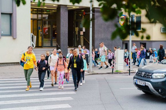 Újraindult a Lábbusz program: ajándékokat kapnak a gyalog iskolába járók Sepsiszentgyörgyön