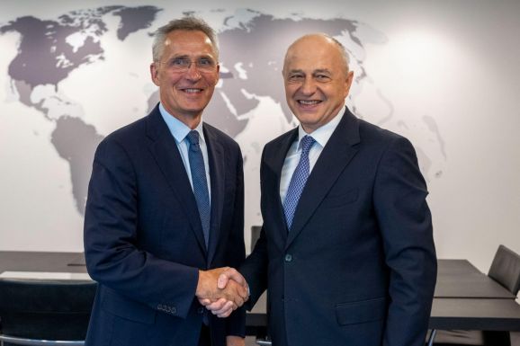 NATO-kitüntetést kapott az államfőjelöltségre készülő Geoană