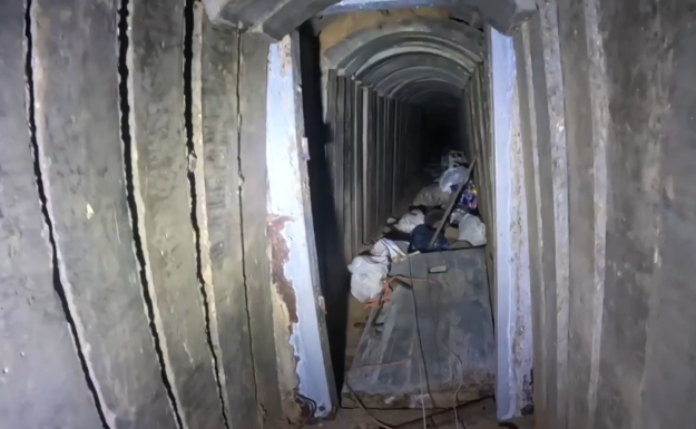 Vasajtóval lezárt vájatban tartotta fogva a túszokat a Hamász az izraeli hadsereg videója szerint