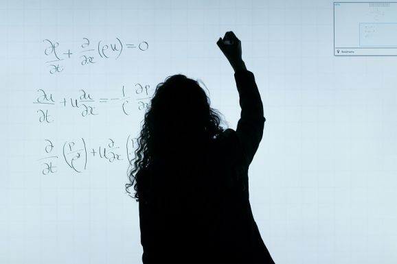 A csökkenő diáklétszám ellenére még mindig alacsony a pedagógusok átlagéletkora