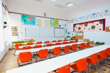 Vadonatúj bútort kap Sepsiszentgyörgy minden iskolája és óvodája