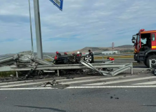 Szalagkorlátnak csapódott autójával, szörnyethalt a sofőr (VIDEÓ)