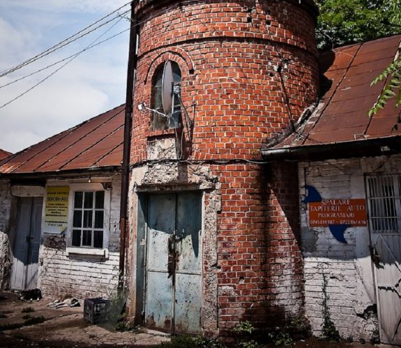 Nyolc leparkolt autóra omlott rá a téglakerítés