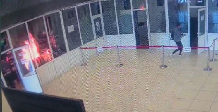 Egy látogató felgyújtotta a román parlamentet (VIDEÓ) – a rendőrség közzétette a gyanúsított fotóját