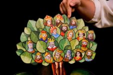 Árpád-házi királyok történetével érkezik Kolozsvárra a Mesebolt Bábszínház