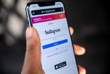 Bekeményít a Meta: privát fiókot kapnak a 18 év alattiak az Instagramon