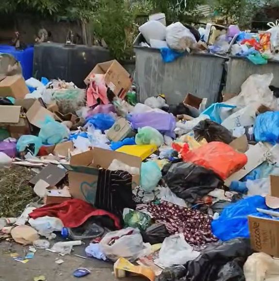 Több mint egy hete nem gyűjtötték be a szemetet az egyik városban