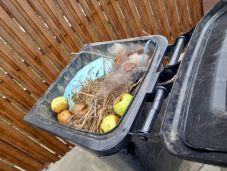 Nem viszik el a háromszékiek szemetét, ha növényi hulladékot raknak a kukákba