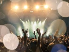 Szabályozni akarja a koncertjegyek árát a brit kormány