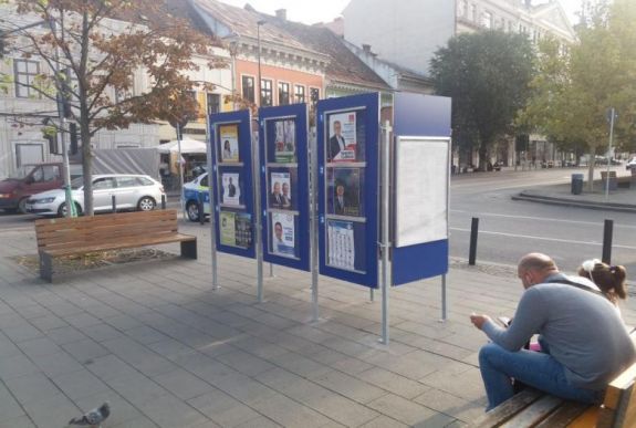 A választási plakátokon tilos úgy kombinálni a színeket, hogy kiadjanak egy zászlót