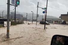 Japánban tízezrek menekülnek az áradás elől (VIDEÓ)