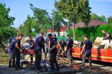 A székelyföldi tűzoltók is segítenek az árvíz utáni takarításban Galac megyében