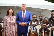 Iohannis a jelöltségét övező botrány közepette luxus magánrepülővel utazik az Egyesült Államokba