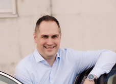  Erdélyben turnézik a híres magyarországi generációkutató