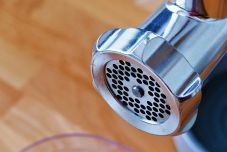 Hargita megye: húsdarálóba szorult egy nő keze