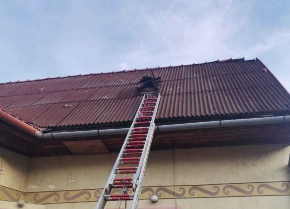 Háztetőre menekült a tűz elől két gyergyói fiatal