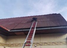 Háztetőre menekült a tűz elől két gyergyói fiatal