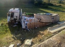 Súlyos baleset: kamion szakította át a szalagkorlátot Kolozs megyében