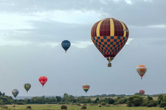 Különleges élményekkel és családi programokkal vár a 18. Hőlégballon Parádé