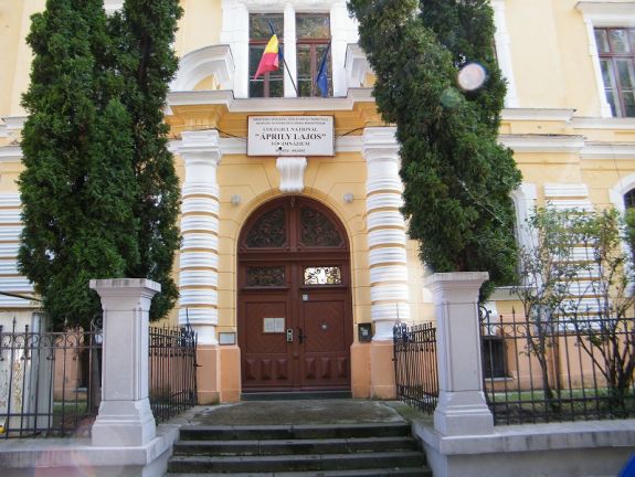 Vizsgálat a brassói Áprily Lajos Főgimnáziumban: egy lány és egy fiú bántalmazhatott egy fiút a vád szerint