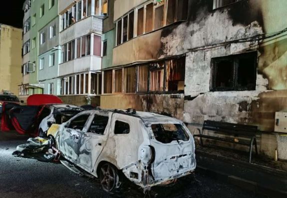 Kiégett három gépkocsi és egy tömbház homlokzata