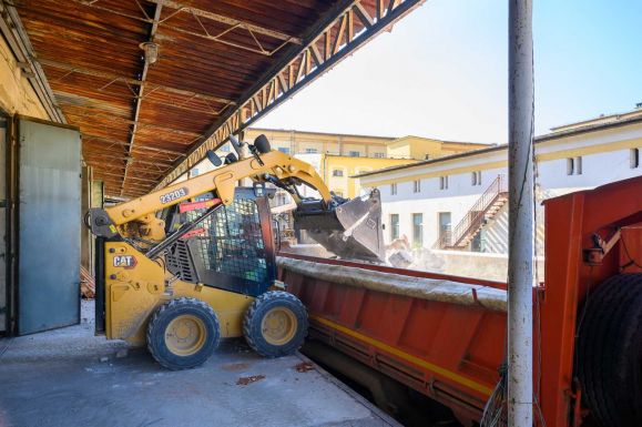 Bontással kezdődött a sepsiszentgyörgyi Kommunizmus Múzeumának építése